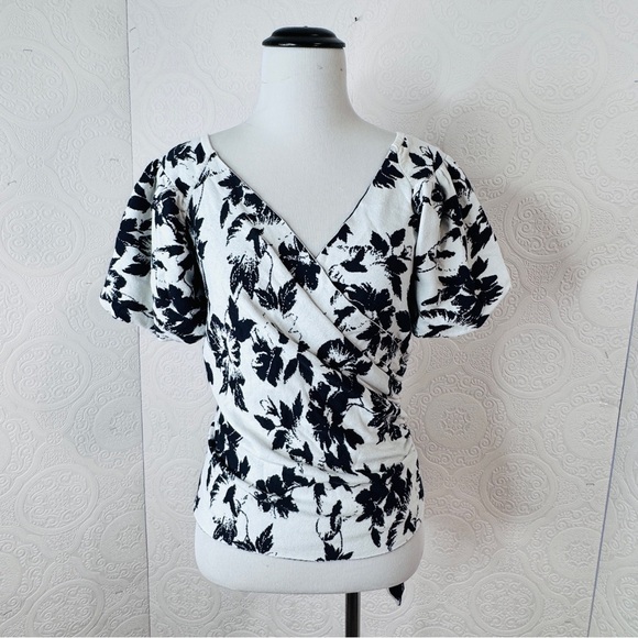 Club Monaco Tops - CLUB MONACO Knit Top Size Medium White Black Floral Wrap Balloon Short Sleeves